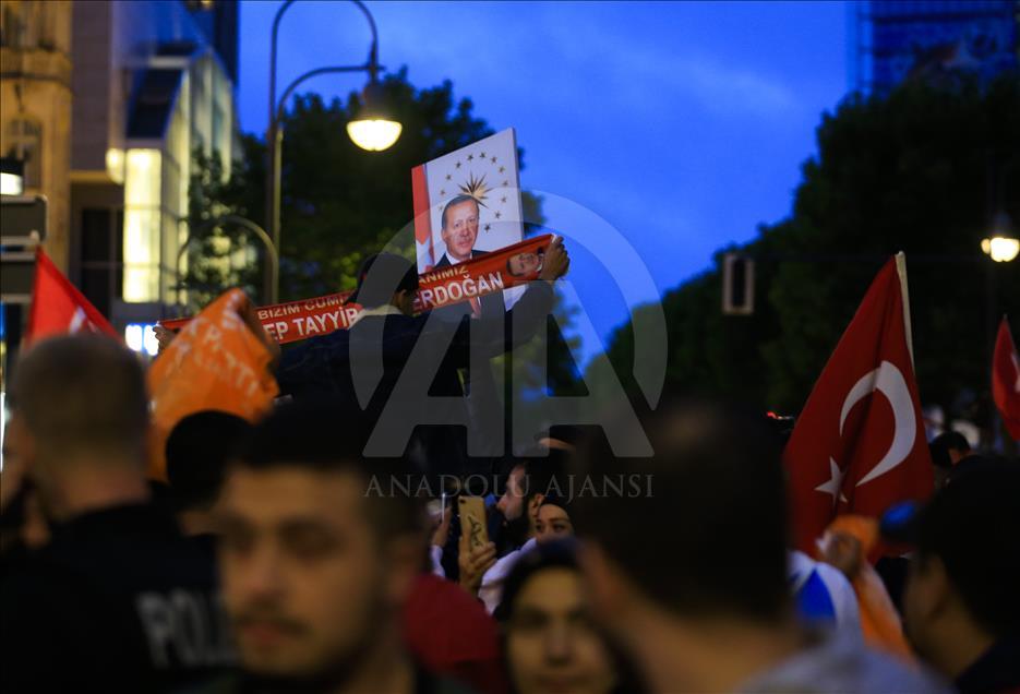 الأتراك في عواصم أوروبية يحتفلون بفوز أردوغان في الانتخابات