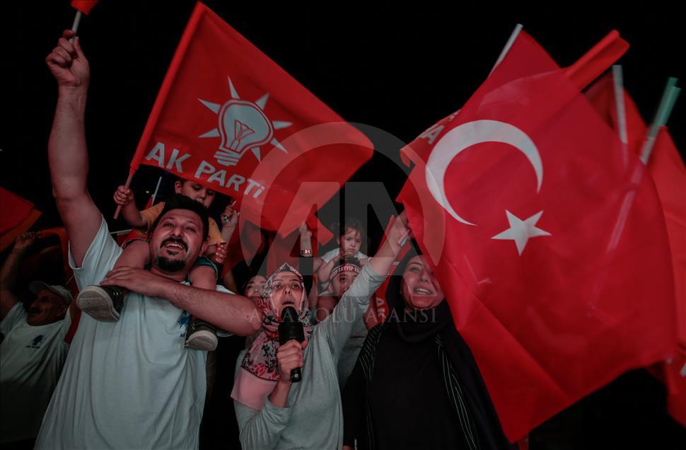 مواطنون أتراك في إزمير يحتفلون بفوز أردوغان
