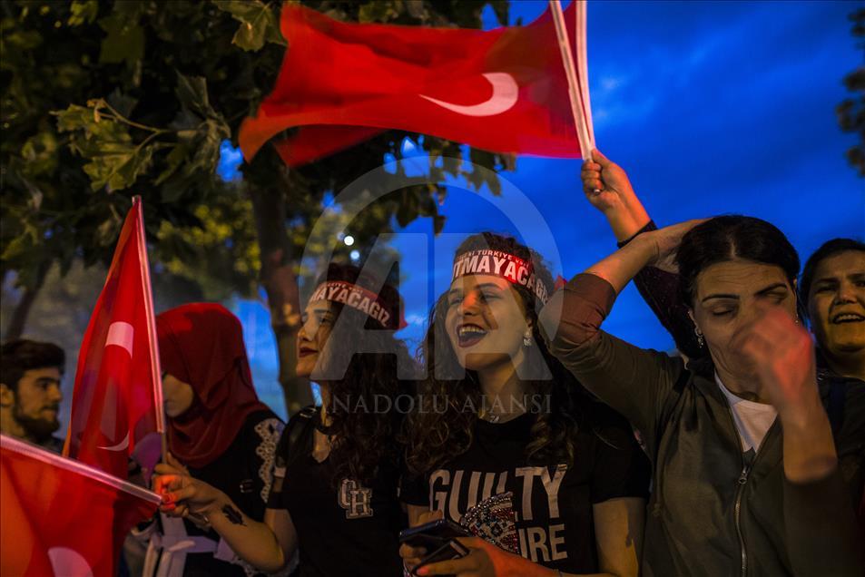 احتفالات جماهيرية في إسطنبول بفوز أردوغان بالانتخابات
