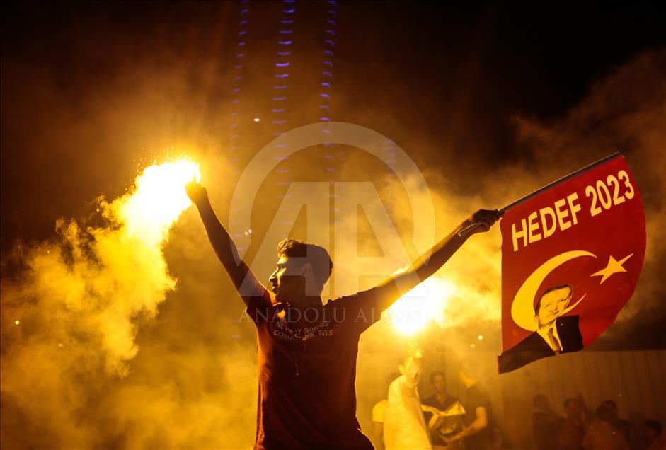 مواطنون أتراك في إزمير يحتفلون بفوز أردوغان
