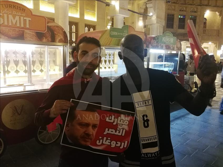 بتوزيع الحلوى..قطريون وأتراك بالدوحة يحتلفون بفوز أردوغان
