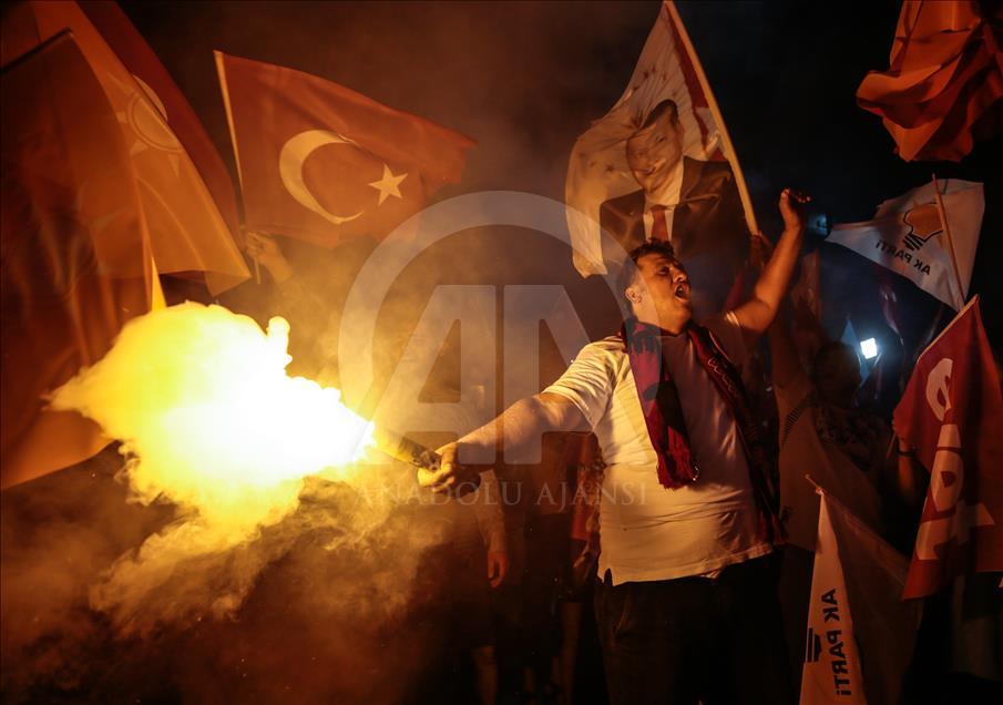 مواطنون أتراك في إزمير يحتفلون بفوز أردوغان
