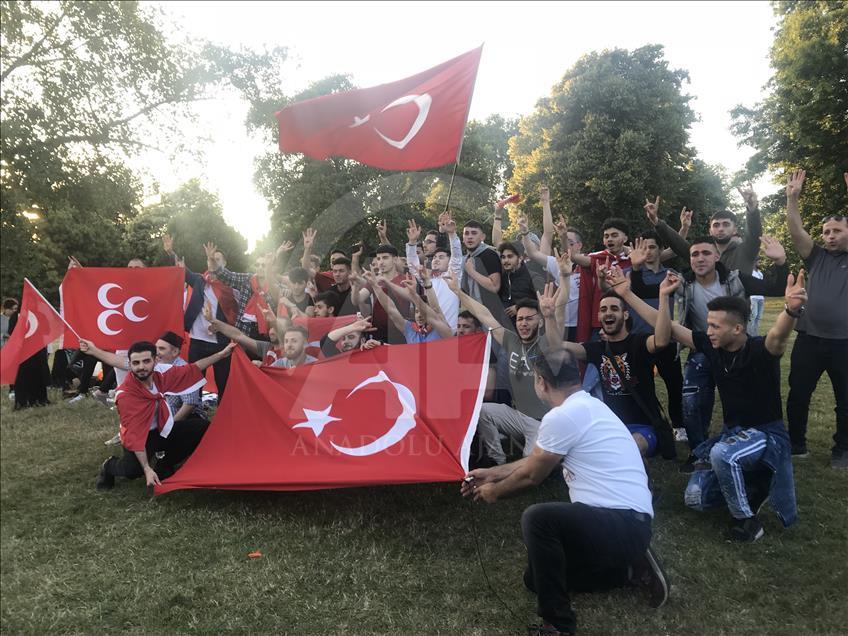 شادی ترک های ساکن انگلستان پس از انتخابات ترکیه