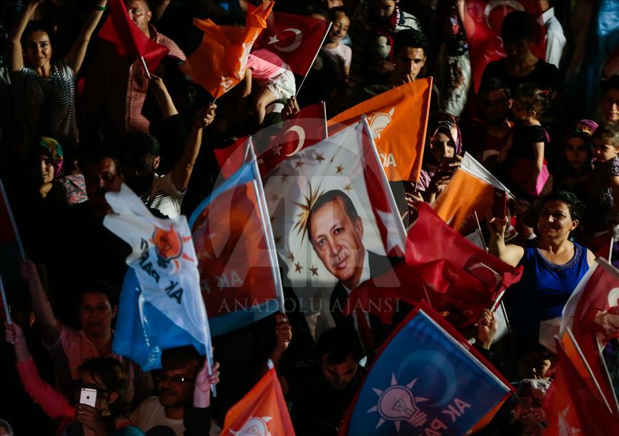 مواطنون أتراك في إزمير يحتفلون بفوز أردوغان
