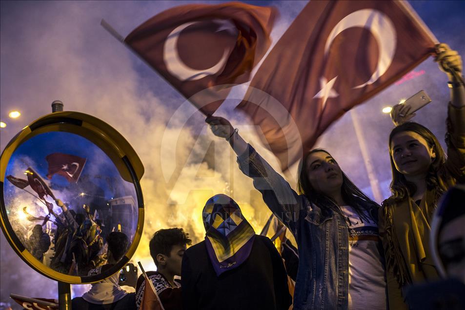احتفالات جماهيرية في إسطنبول بفوز أردوغان بالانتخابات
