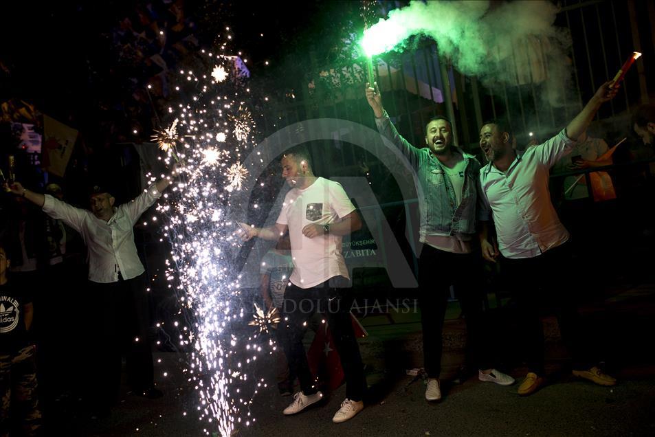 احتفالات جماهيرية في إسطنبول بفوز أردوغان بالانتخابات

