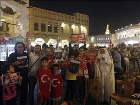 بتوزيع الحلوى..قطريون وأتراك بالدوحة يحتلفون بفوز أردوغان