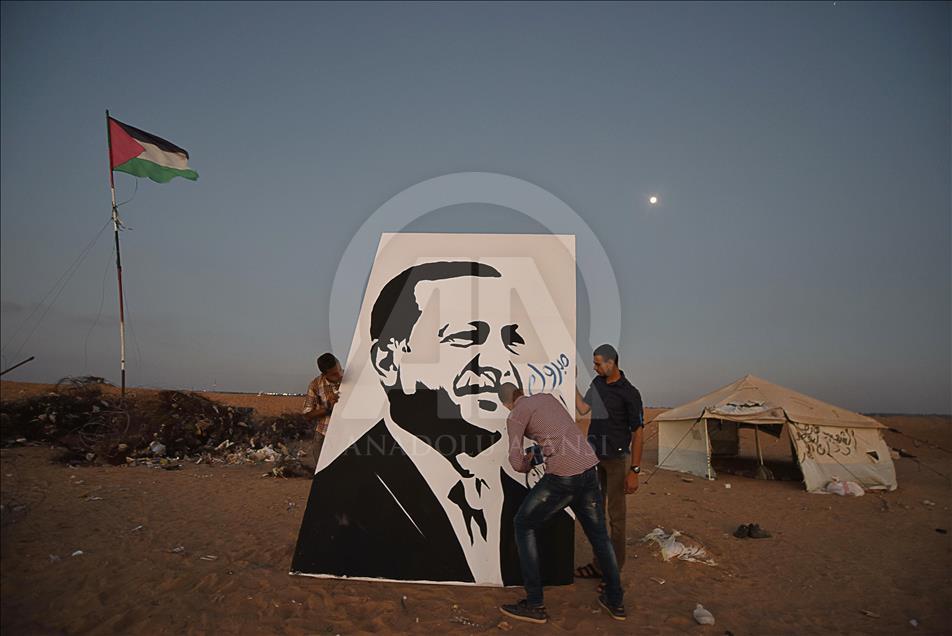 احتفالًا بفوزه في الانتخابات.. فلسطيني يبدع برسم لوحة لـ "أردوغان"

