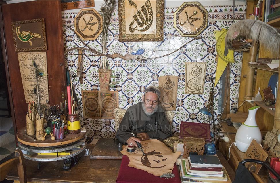 خطاط مغربي يرسم صور"أردوغان" على جلد ماعز

