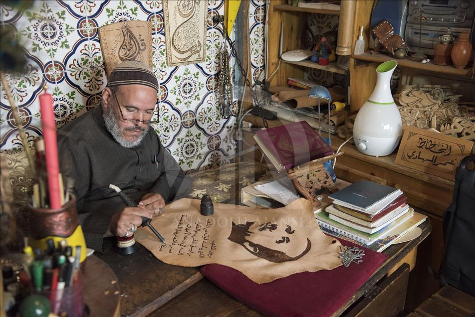 خطاط مغربي يرسم صور"أردوغان" على جلد ماعز

