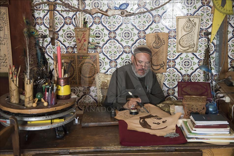 خطاط مغربي يرسم صور"أردوغان" على جلد ماعز

