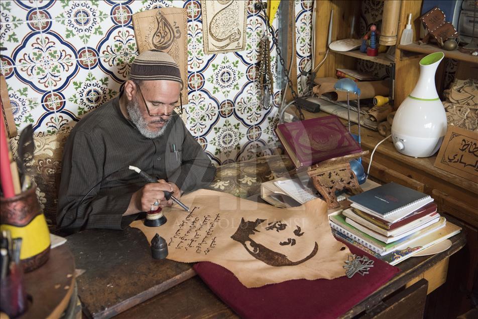 خطاط مغربي يرسم صور"أردوغان" على جلد ماعز

