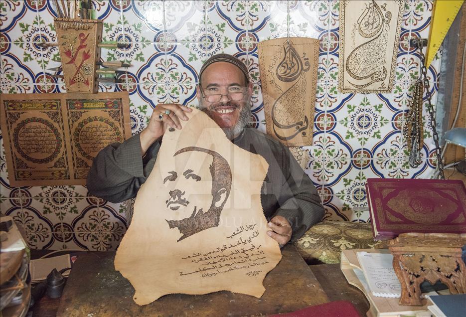 خطاط مغربي يرسم صور"أردوغان" على جلد ماعز

