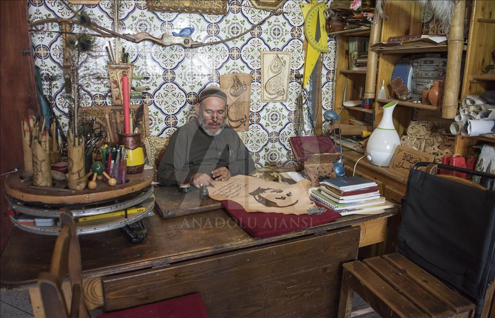 خطاط مغربي يرسم صور"أردوغان" على جلد ماعز

