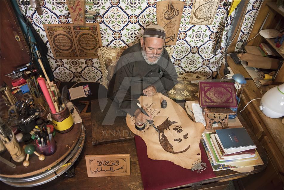 خطاط مغربي يرسم صور"أردوغان" على جلد ماعز

