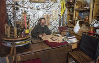 خطاط مغربي يرسم صور"أردوغان" على جلد ماعز