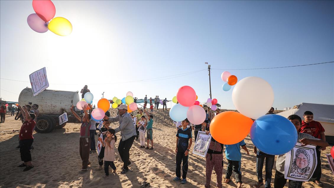 Gazzeli çocuklar gökyüzüne balon bıraktı