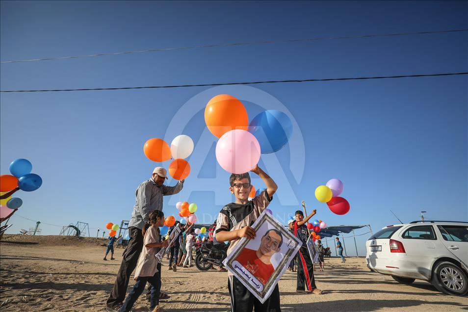 Gazzeli çocuklar gökyüzüne balon bıraktı