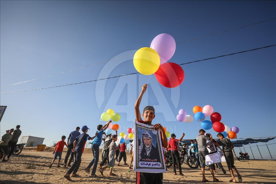 Gazzeli çocuklar gökyüzüne balon bıraktı