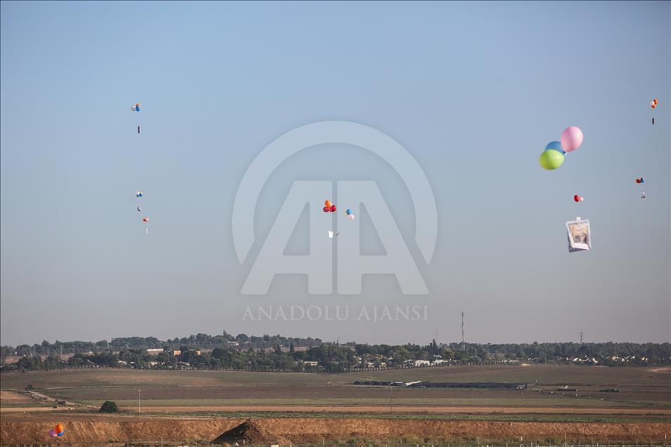 Gazzeli çocuklar gökyüzüne balon bıraktı