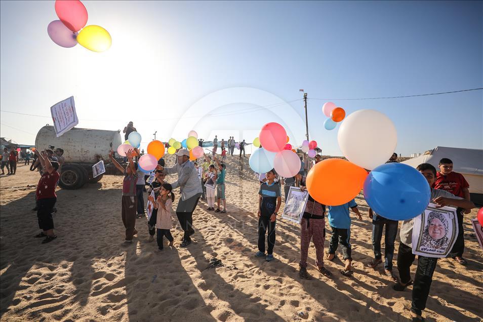 Palestinian kids release balloons in Gaza