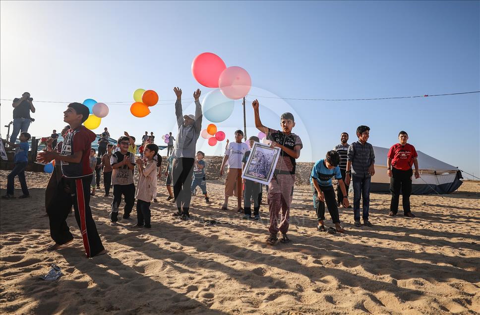 Palestinian kids release balloons in Gaza