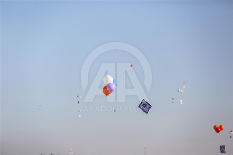 Palestinian kids release balloons in Gaza