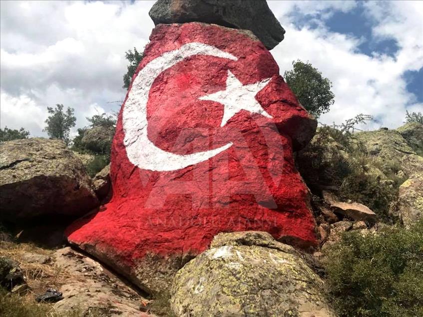 Şehitler anısına kayalığa Türk bayrağı çizdiler