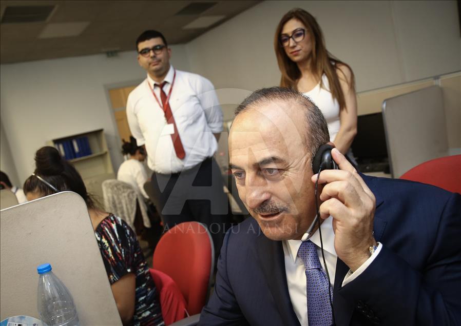 Çavuşoğlu Konsolosluk Çağrı Merkezi'nde telefonları yanıtladı