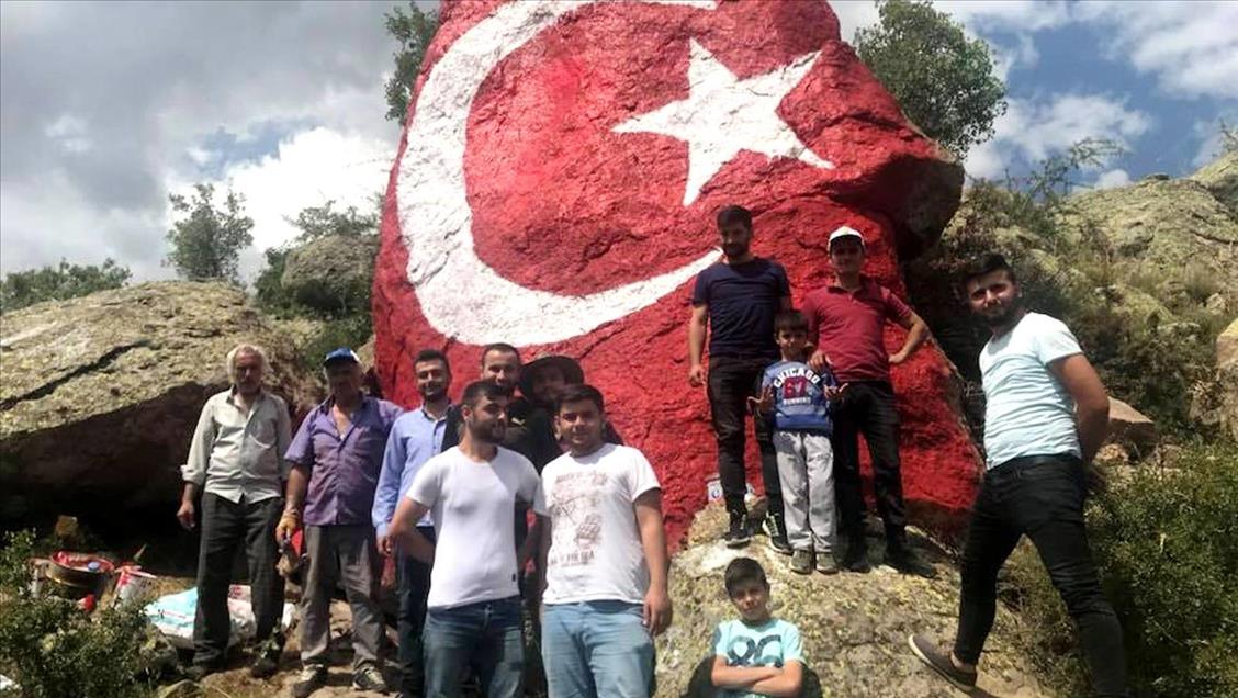Şehitler anısına kayalığa Türk bayrağı çizdiler