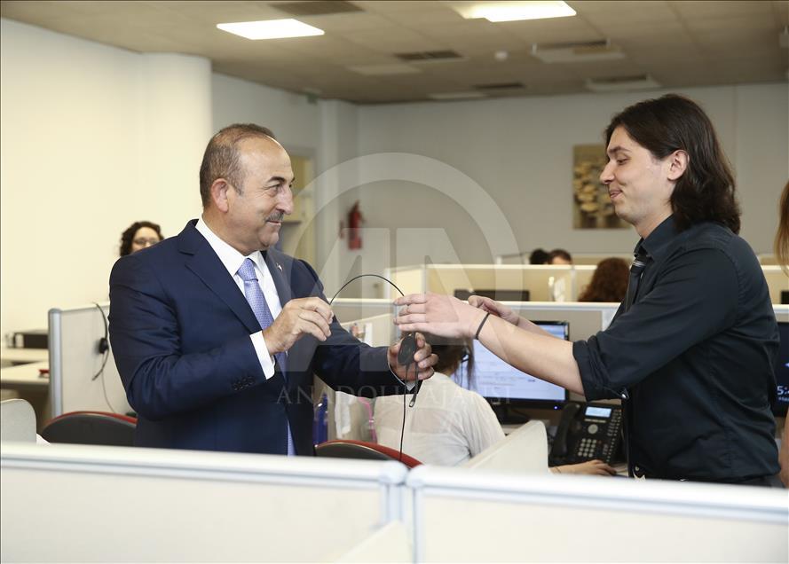 Çavuşoğlu Konsolosluk Çağrı Merkezi'nde telefonları yanıtladı