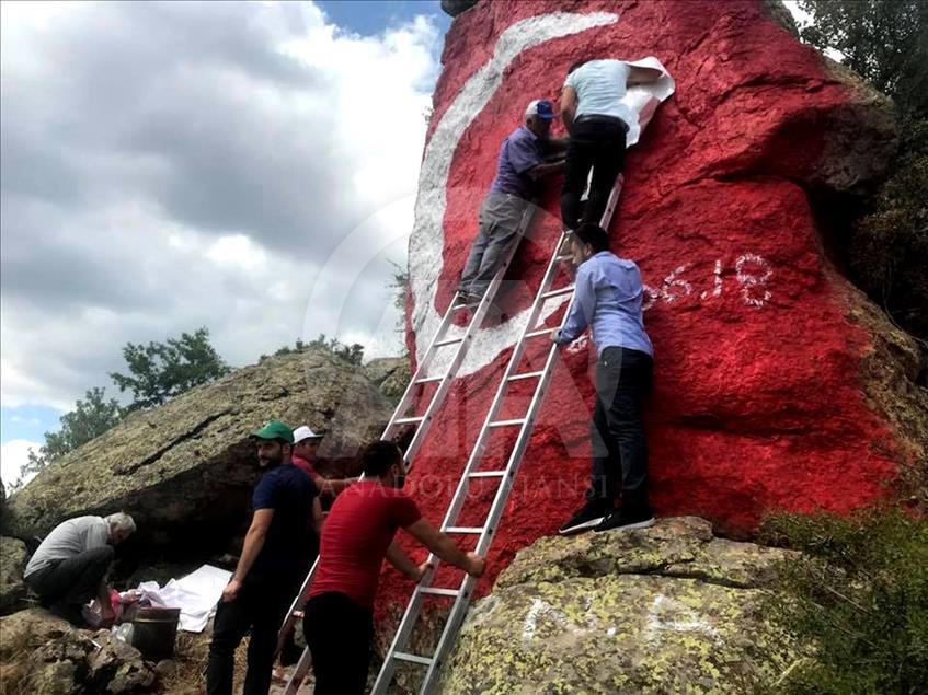 Şehitler anısına kayalığa Türk bayrağı çizdiler