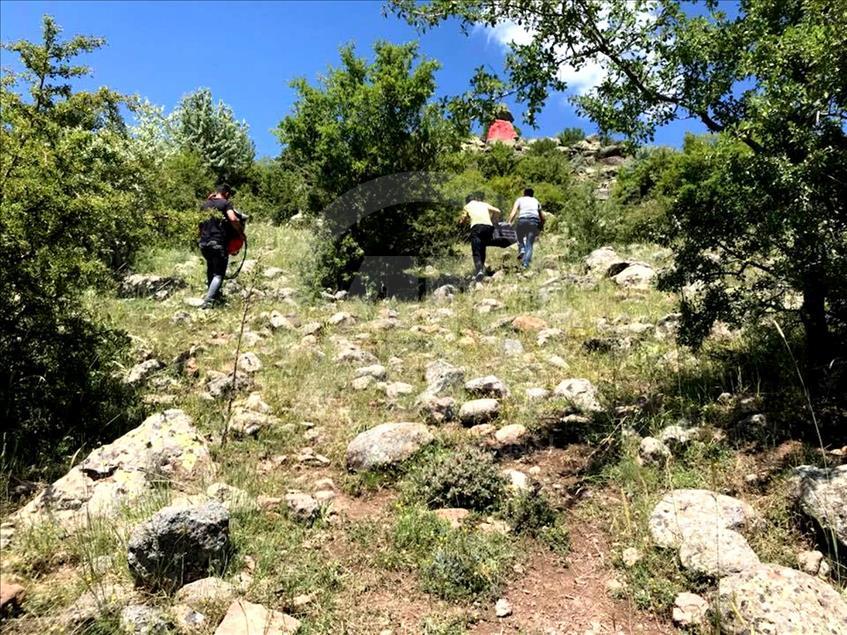 Şehitler anısına kayalığa Türk bayrağı çizdiler