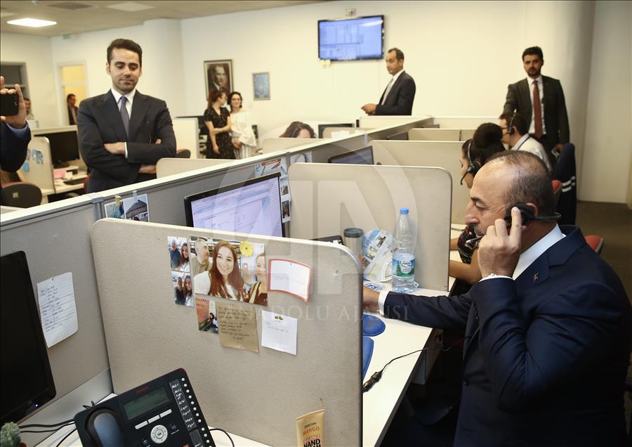 Çavuşoğlu Konsolosluk Çağrı Merkezi'nde telefonları yanıtladı