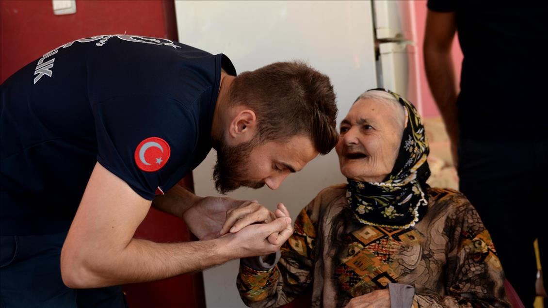 "Acil Servis"ten 105 yaşındaki nineye doğum günü sürprizi 