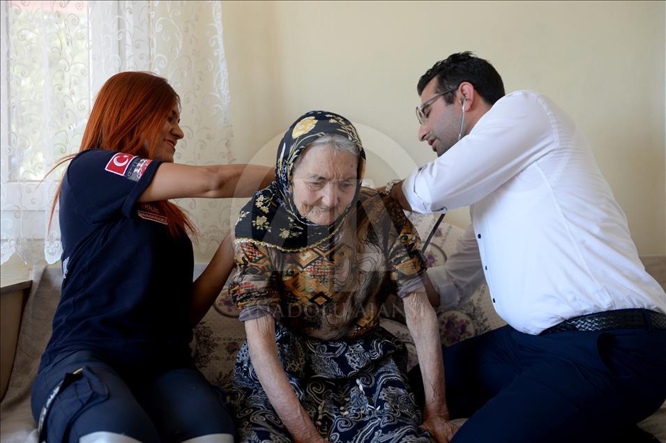 "Acil Servis"ten 105 yaşındaki nineye doğum günü sürprizi 