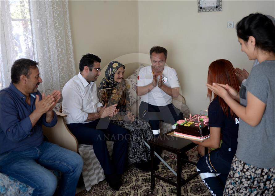 "Acil Servis"ten 105 yaşındaki nineye doğum günü sürprizi 
