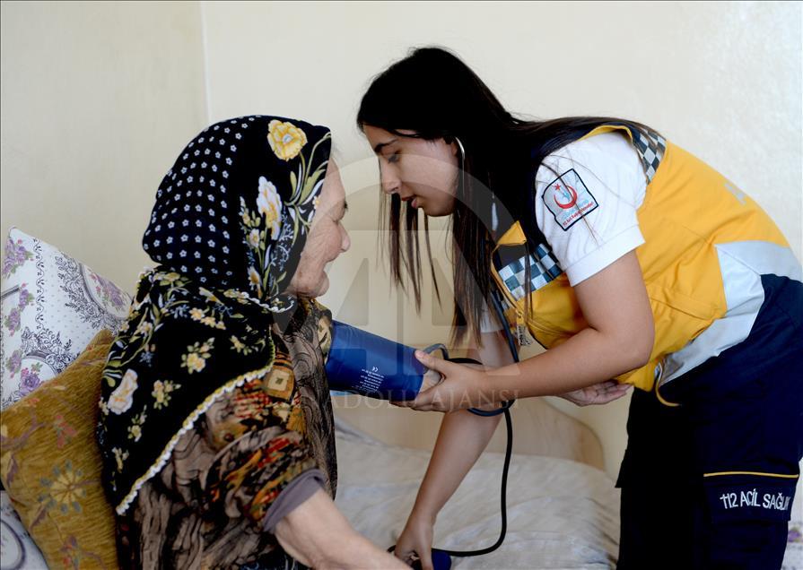 "Acil Servis"ten 105 yaşındaki nineye doğum günü sürprizi 