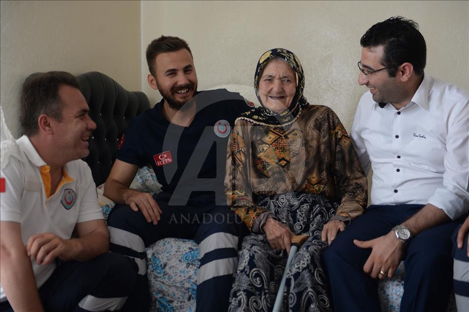 "Acil Servis"ten 105 yaşındaki nineye doğum günü sürprizi 