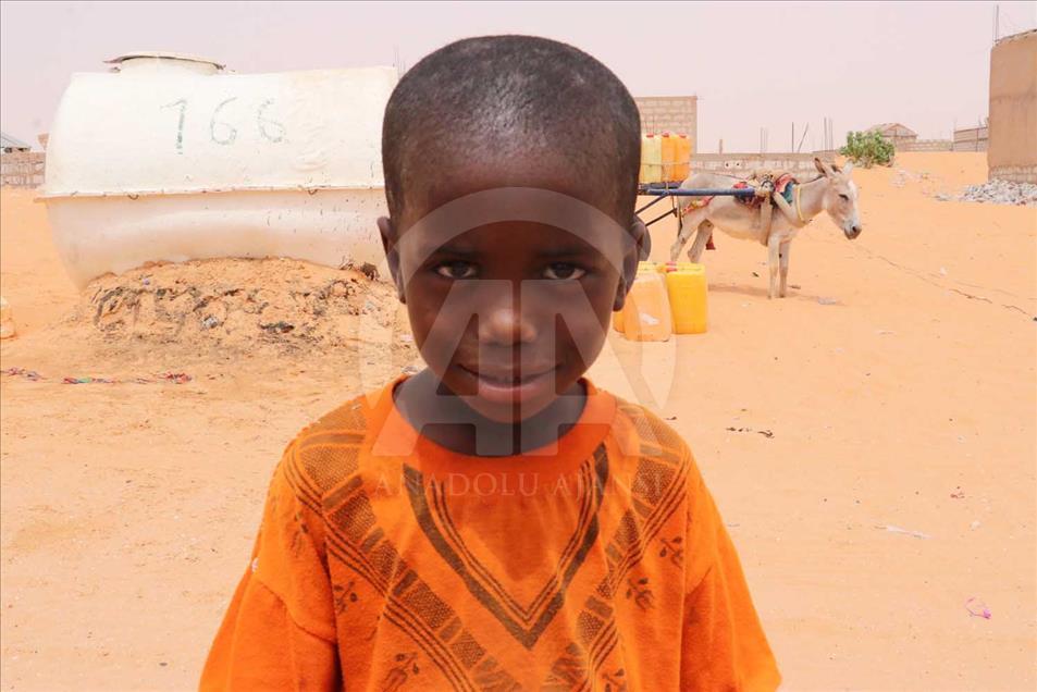 En la capital de Mauritania, Nuakchot, las personas deben esperar la llegada de un burro para beber agua