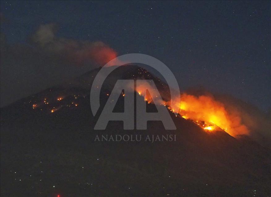 Gunung Agung kembali erupsi