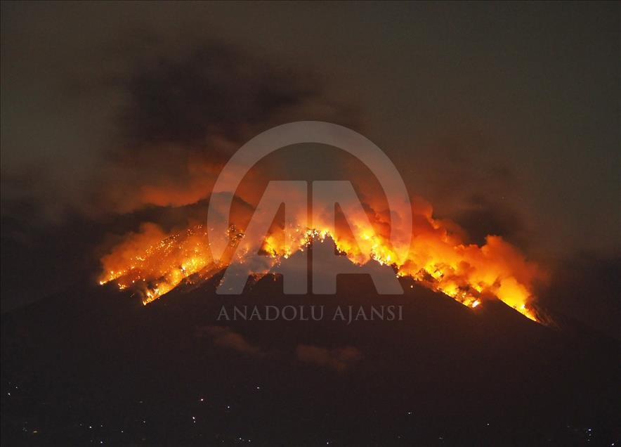 Gunung Agung kembali erupsi