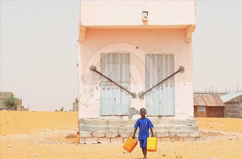 En la capital de Mauritania, Nuakchot, las personas deben esperar la llegada de un burro para beber agua