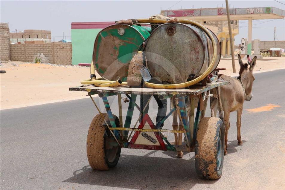 En la capital de Mauritania, Nuakchot, las personas deben esperar la llegada de un burro para beber agua