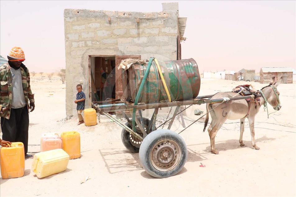 En la capital de Mauritania, Nuakchot, las personas deben esperar la llegada de un burro para beber agua