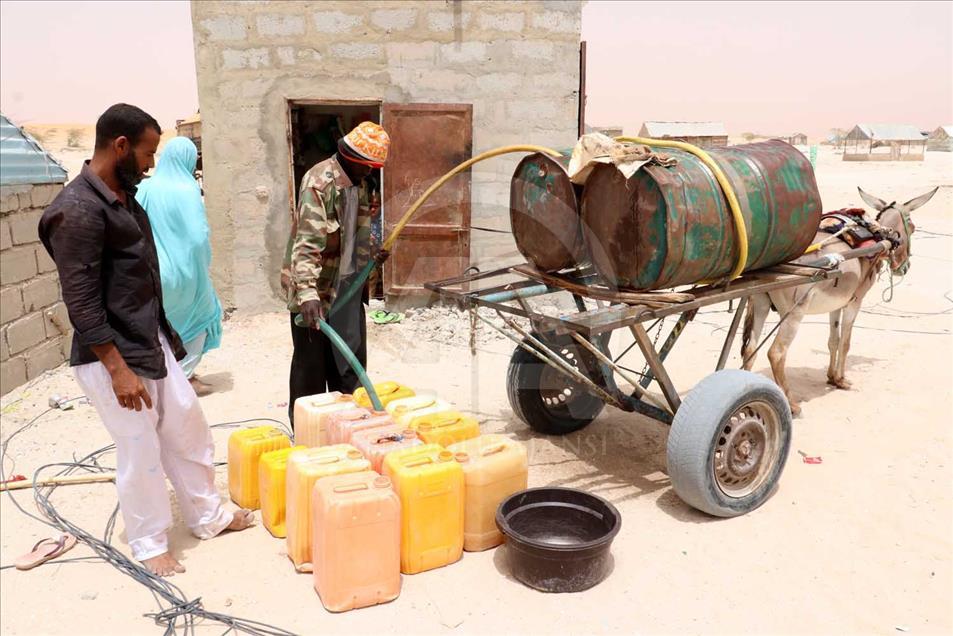 En la capital de Mauritania, Nuakchot, las personas deben esperar la llegada de un burro para beber agua