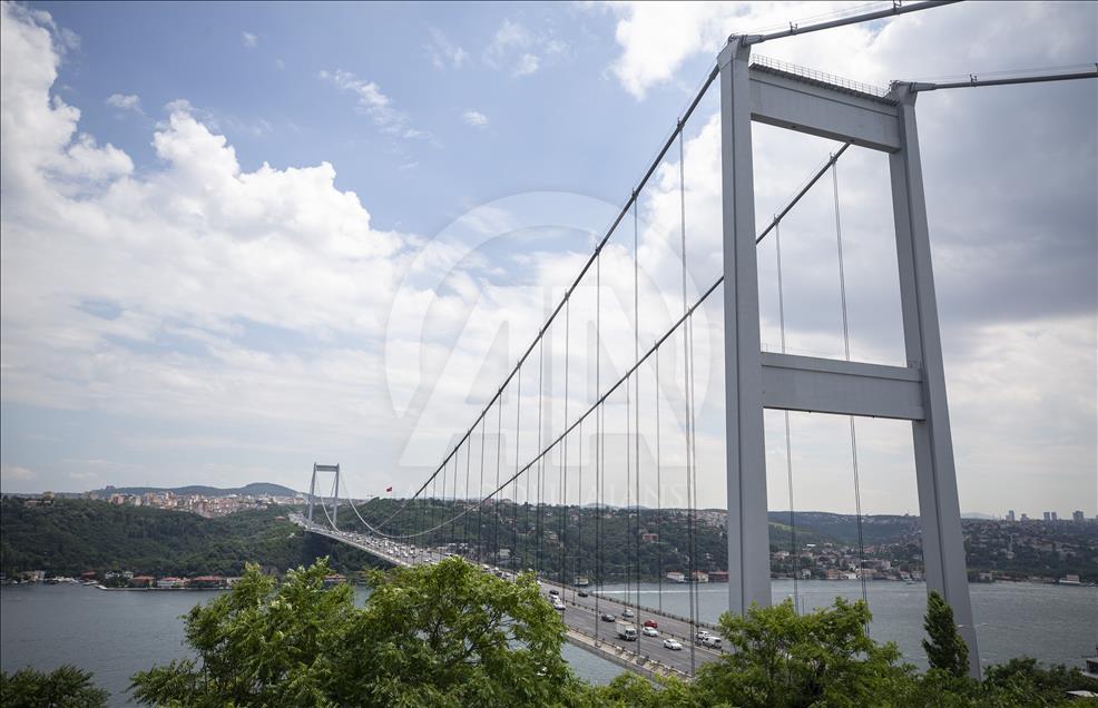 Vista del puente del Sultán Mehmet