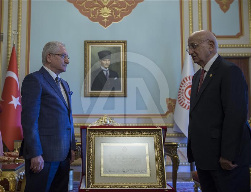 رئيس البرلمان التركي يتسلم وثيقة فوز أردوغان بالرئاسة