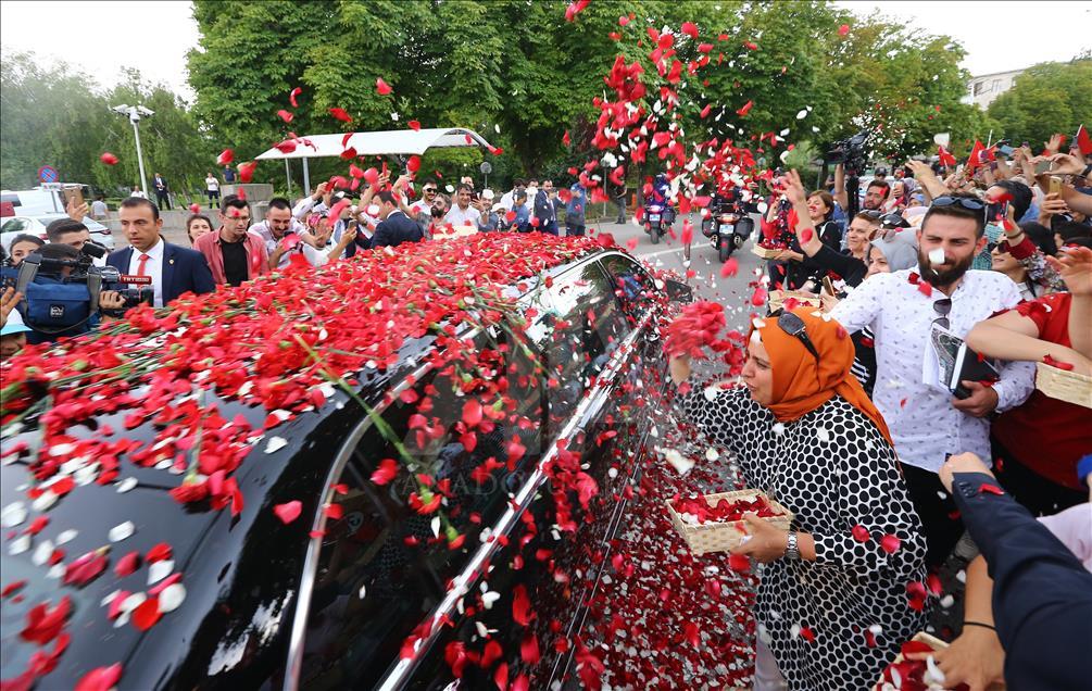 Erdogan dočekan ružama