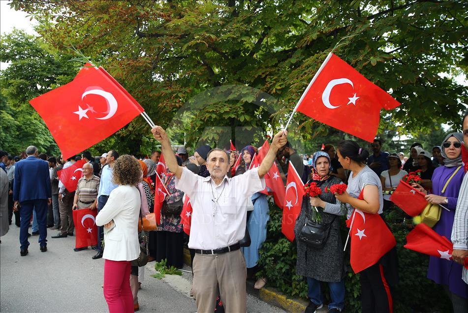 Cumhurbaşkanı Erdoğan, TBMM'ye gelişinde güllerle karşılandı